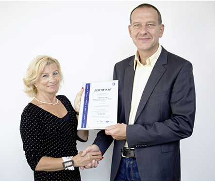 



Dagmar Witzel vom TÜV Süd überreicht Geschäftsführer Jörg Wolfram das Zertifikat zur Einführung des Umweltmanagements nach DIN EN ISO 14001. 
