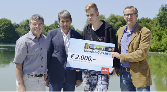 



Neben schulischer und beruflicher Ausbildung spielt in Birkeneck auch der Freizeitwert eine große Rolle. Deshalb wird die Weinor-Spende für die Neuanlage eines Badeseestrands eingesetzt (v. li.: Otto Schittler, Geschäftsführer und Heimleiter von Birkeneck; Meinhard Berger, Geschäftsführer SuW Berger; Florian, Sprecher des Heimrates und Weinor-Vertriebsmitarbeiter Robert Meyer). 
