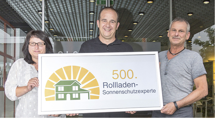 



Marion Hare (Fa. Frey) und Jürgen Graf (Fa. Dech) besuchten Hermann Sonntag, Techniker und Schulungsleiter bei elero (Bildmitte), an seinem Arbeitsplatz. 
