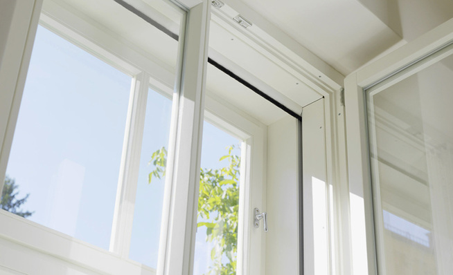 



Kastenfenster bieten vielfältige Möglichkeiten, den Sonnenschutz fast unsichtbar zwischen den beiden Fenstern zu platzieren. Dabei können neben Jalousien auch andere Systeme wie Rollos etc. zum Einsatz kommen. 
