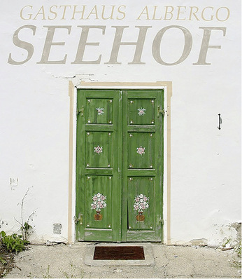 



Auch nicht mehr in Gebrauch stehende Türen können immer noch ihren Charme versprühen – die Mängel an diesem Element sind aber nicht mehr relevant.
