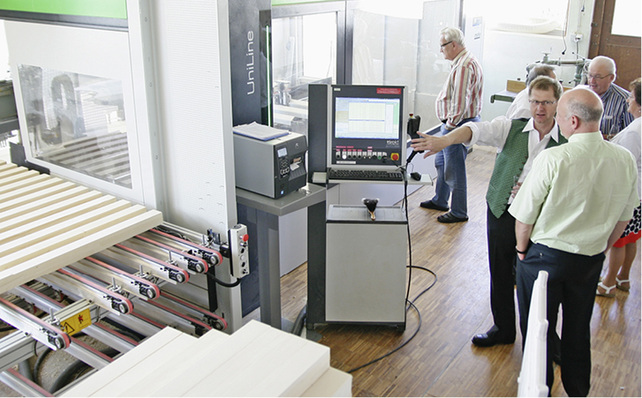 



Thomas Huber führt am Tag der offenen Tür die Anlage seinen Geschäftskunden vor.
