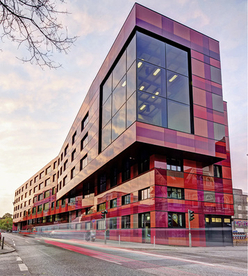 



Auch bei größeren Projekte ist der GlasVertrieb aktiv: Die Verbund-Sicherheitsgläser mit digital bedruckter VSG-Folie für das Aida-Entertainment Haus in Hamburg wurden stammen aus Sottrum.
