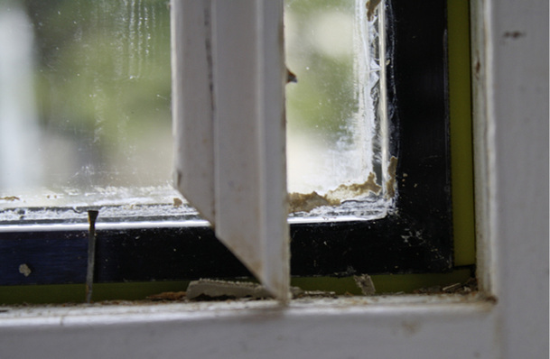 
Ab in die Ecke mit dem Klotz – passt schon: Stimmt aber nicht! Die resultierenden Schäden können teuer werden.
