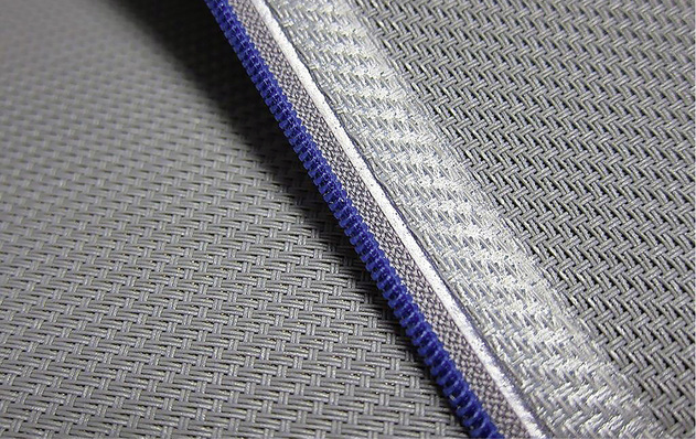 



Die Erfindung des Reißverschlusses geht auf das Jahr 1893 und den Amerikaner Withecomb L. Judson aus Chicago zurück. Die Funktionsweise mit zwei Seitenteilen mit kleinen Zähnen ist dabei immer gleich geblieben und gehört zu den wichtigsten Verschlussteilen in der textilen Welt.
