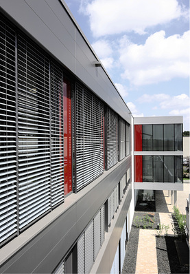 
Neben der verstärkten Seitenführung ist natürlich auch die Flächengröße der einzelnen Raffstorebehänge ein wichtiges Kriterium, das es zu beachten gilt, wenn es darum geht die Belastungswerte bei Wind bis auf 25 m/s zu erhöhen. 



