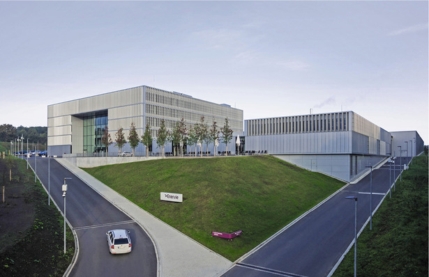 
Der Sonnenschutz mit seiner vertikalen angeordneten Lamellenstruktur schafft optimale Lichtverhältnisse im Innenraum und verhindert die Aufheizung des Gebäudes. 



