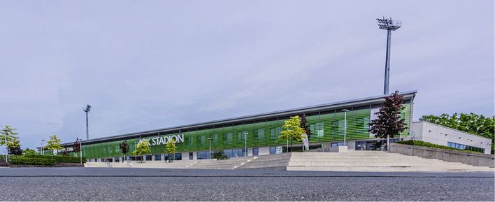 



Am Stadion wurden 6500 m starrer Sonnenschutz in Form von Großlamellen als Fassadenverkleidung angebracht.
