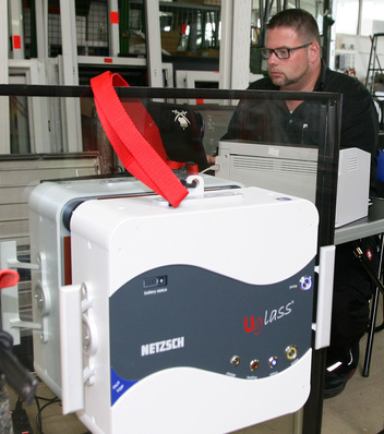 Der Sachverständige Alexander Dupp bei der Messung einer 3-fach-ISO Einheit mit dem Uglass-Gerät