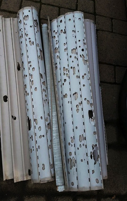 Durch den Alterungsprozess können Kunststoffe brüchig und spröde werden. Oft zerbrechen sie bereits bei leichten Einwirkungen. Ein älterer Kunststoff kann schon von kleinen Hagelkörnern zerstört werden.