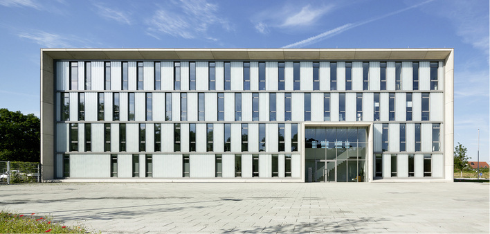 
Transparente und opake Glaselemente geben der Fassade ein abwechslungsreiches Erscheinungsbild.



