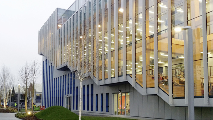 



Außenansicht des BSkyB in London mit seiner speziellen Glasfassade.
