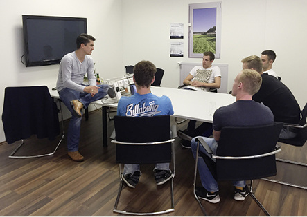 



Key-Account-Manager David Koch fand schnell den richtigen Zugang und gewann damit auch die Aufmerksamkeit der Auszubildenden. 
