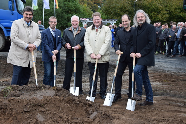 Bei der Grundsteinlegung v.l.: Gottlieb Hupfer, GF EnviroChemie, Peter Leyendecker und Erhard Burggraf, GF EnviroFalk, Ralf Seekatz, Bürgermeister Westerburg, und die Architekten Michael Graf und Thomas Kern.