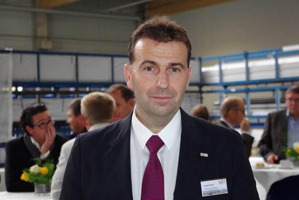 Geschäftsführer André Maisack, der UP Fenster & Türen seit 2008 leitet, informiert über das neue Kreativzentrum und nennt Zahlen zur Fensterproduktion.