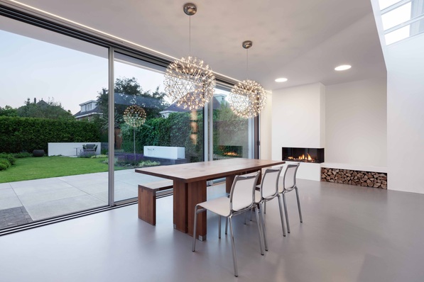 Das Cero-Schiebefenster hebt optisch die Grenzen zwischen Innen- und Außenraum auf.