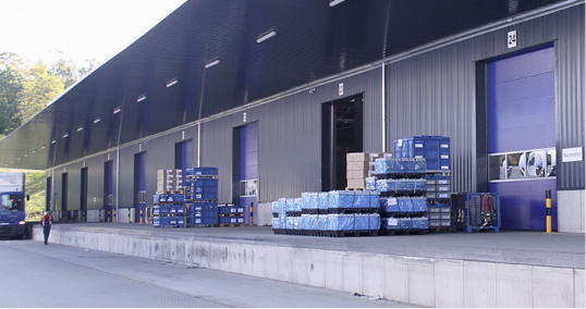 
Insgesamt 26 Iso-Sektionaltore und acht Überladebrückentore von Alpha Deuren konnte der Servicepartner Wollenhaupt in dem Logistikzentrum bei Kassel verbauen. Die Tore kombinieren mit einer Paneelstärke von 40 Millimetern besten Schall- und Wärmeschutz sowie eine leichte Bedienbarkeit durch eingebaute Schnelllaufantriebe.



