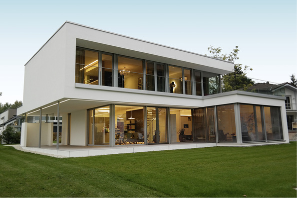 



Fertighaus oder Massivbauweise? Für den Laien ist das heute nicht mehr zu erkennen. Interessant zeigt sich hier die hohe Ausstattungsquote der Fertighäuser im Bereich Sonnenschutz direkt beim Verkauf. 
