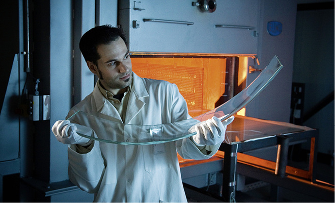 



Eine gebogene Glasscheibe aus der Biegeanlage in Freiburg. 
