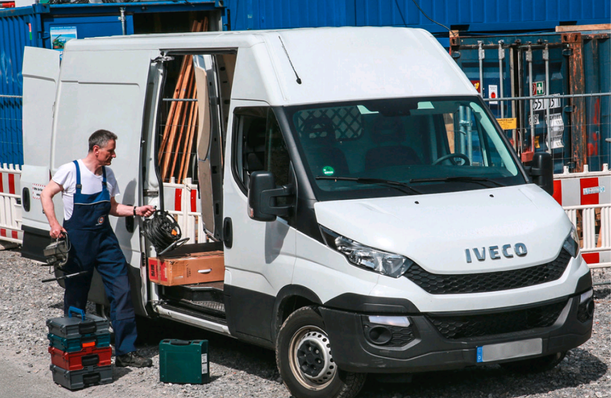 Die Zahl der Handwerker, die ohne eigene Werkstatt am Bau agieren, steigt zunehmend.