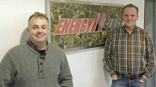 
Mirco Franke (l.) und Elmar Dohmann von Energy Glas halten 4-fach-Isolierglas für ein interessantes Isolierglasprodukt, gerade in Bezug auf zusätzliche Funktionen.
