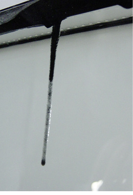 
Unverträgliche Weichmacher im Sekundärdichtstoff führen zum Anlösen der PIB-Primärdichtung.
