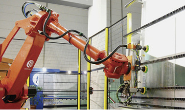 



In Mailand präsentierte Bovone seine bewährte Anlagentechnik in Kombination mit Industrierobotern. 
