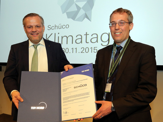 Zertifikatsübergabe: Andreas Engelhardt (l.), geschäftsführender und persönlich haftender Gesellschafter von Schüco, mit Daniel Kielhorn, TÜV Nort Cert GmbH.