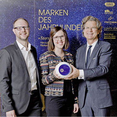 
Am 24. November 2015 fand die Preisverleihung in Berlin statt. Stellvertretend für alle Roma Mitarbeiter nahmen Tobias Löhner und Regine Huber (beide Roma Marketing) die Auszeichnung von Dr. Florian Langenscheidt freudig entgegen.



