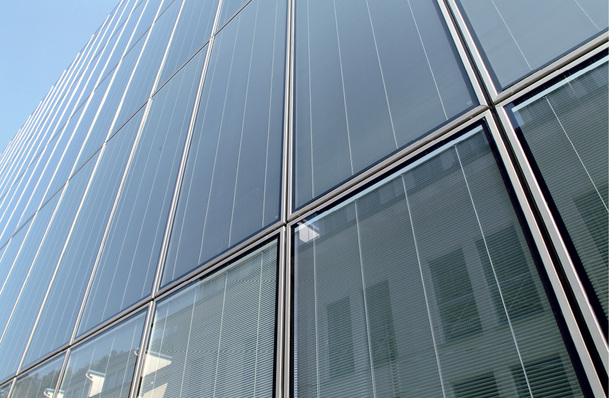 



Die motorischen Jalousien im SZR lassen sich automatisch über eine zentrale Sonnenschutzsteuerung regeln, sodass stets die optimalen g-total-Werte – inklusive Blendschutz – erreicht werden.
