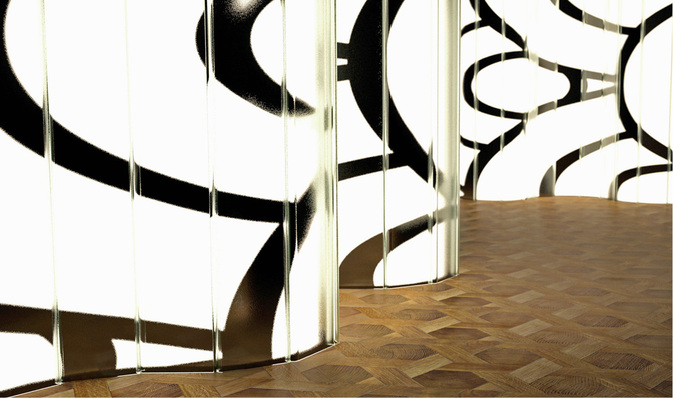 
Die neuen, beleuchtbaren Glasprofile dienen nicht nur der Raumgestaltung, sie lassen sich dabei auch zum Verdecken einer Technik-Ebene verwenden. 
