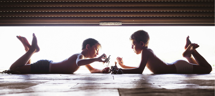 



Wie groß oder schwer ein Torflügel oder Rolltorpanzer ausgeführt wurde ist Kindern egal, da sie keinen Unterschied zwischen Toren oder beispielsweise Rollläden machen. Mögliche Gefahrenbereiche werden als solche nicht erkannt und Tore müssen deshalb optimal gesichert sein. Lichtschranken sind da nur eine Option, um besser zu schützen. 
