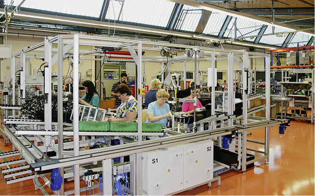 



In drei Produktionslinien wird im Zweischichtbetrieb produziert. Bei Bedarf wird auch am Samstag gearbeitet.
