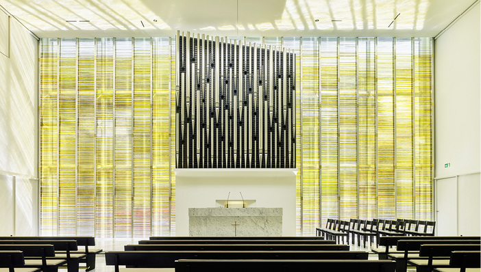 



Die Glaswand hinter dem Altar ist 18 m breit und 8,5 m hoch. Sie besteht aus 57 t Floatglas.
