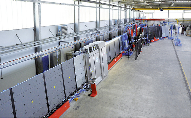 



Hoch automatisierte ISO-Linien empfangen von anderen Maschinen Infos über die zu bearbeitenden Gläser sowie veränderte Produktionssituationen. Sie können sich so in Echtzeit an geänderte Fertigungssequenzen anpassen.
