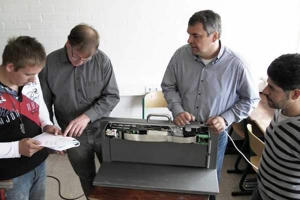 Ein bewährtes Lehrkonzept an der David-Roentgen-Schule in Neuwied ist das Expertengespräch für Azubis im Metallbauerhandwerk. Hier Schüler, Fach-Experte (2. v. r.) und Lehrer im Fachdialog über die Funktion eines automatischen Drehtürantriebs.