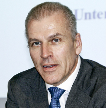 



Hat schon Ende 2014 im Interview mit der GLASWELT von einem Premiumsystem jenseits des 76er-Profils gesprochen: Dr. Peter Mrosik.
