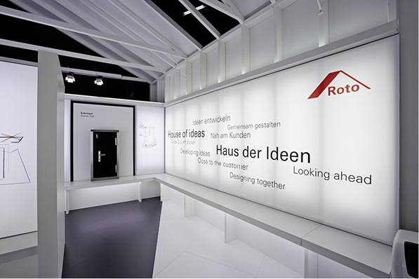 
Roto will den Fachbesuchern ein breites Themenspektrum präsentieren. Dazu gehört auch ein exklusiver Blick in die nähere und fernere Zukunft der Fenster- und Türtechnologie im „Haus der Ideen“ auf dem Stand in Halle 1 des Nürnberger Messeareals.
