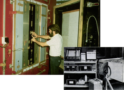 
Hans Hartmann, langjähriger Leiter des Bereichs Wärmeschutz am ift, am selbst entwickelten k-Wert-Prüfstand (70er-Jahre); daneben (kleines Bild) ein Plattengerät zur Ermittlung der Wärmeleitfähigkeit von flächigen Baustoffen und Bauprodukten.
