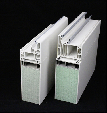 
Und es hat Klick gemacht: Durch ein ab Werk eingeklebtes Clip-Profil wird das Element einfach auf das Veka-Profil aufgeklickt.
