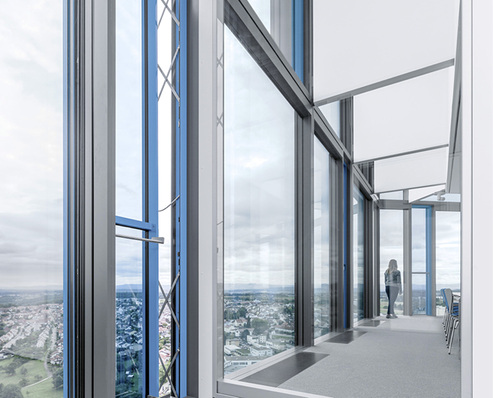 
In den Parallelausstellfenstern des neuen Festo-Turms sind dimmbare EControl-Gläser eingebaut, die sich über die Gebäudesteuerung schalten lassen.



