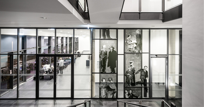 
Der gedruckte Paternoster wird von berühmten Physikern aus der Vergangenheit „genutzt“.



