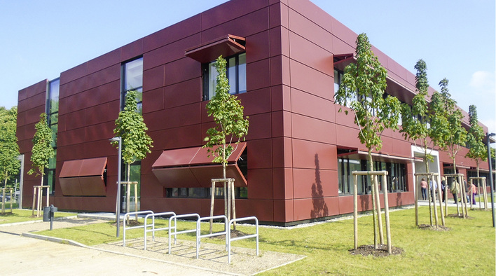 



Ingesamt 31 Hebefaltläden mit einer Öffnungshöhe von 2,14 m wurden an den zweigeschossigen Universitäts-Gebäuden flächenbündig als Sonnen- und Blendschutz eingebaut.
