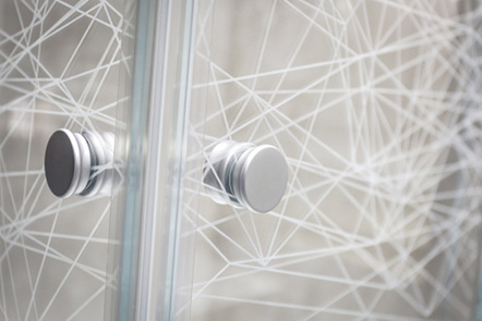 



Außergewöhnliches Glas-Design: eingelasertes Motive im Inneren einer Badezimmerverglasung.
