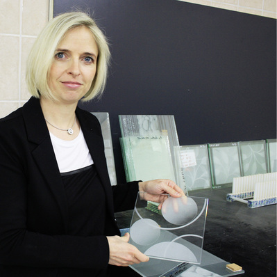 



Betriebsleiterin Katja Neumann entwirft für die Glaskollektion von Porta Glas auch eigene Laser-Designs.
