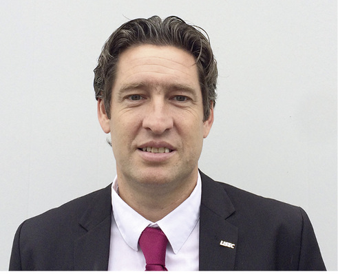 



Andreas Winter, Geschäftsführer der Glastech Produktions- und Verfahrenstechnik GmbH arbeitet mit der neuesten Lisec-Ofentechnik.
