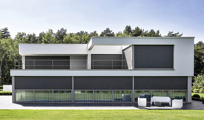 



Mit der R+T 2009 brachte Renson das Thema ZIP-Systeme richtig ins Rollen. Heute bieten eine Vielzahl von Herstellern seitensaumgeführte Senkrechtmarkisen an.
