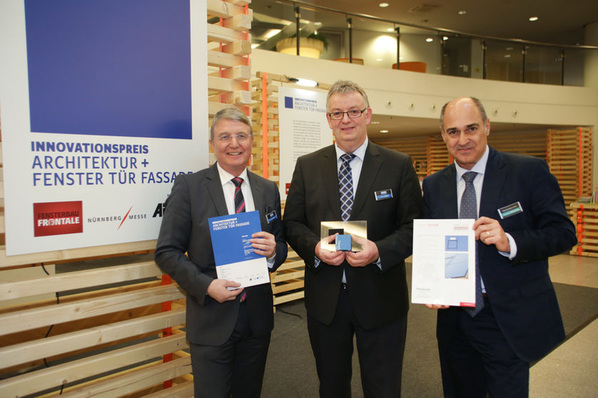 v.l.: Günther Weinbacher, Projektleiter “HGV-Elemente“, Otto-Geschäftsführer Johann Hafner und Hanspeter Petschenig, Geschäftsführer der Petschenig Glastec GmbH, freuen sich über den Innovationspreis der Fensterbau Frontale 2016.