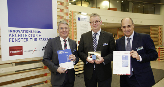 
Freuen sich über den Innovationspreis der FRONTALE 2016 v.l.: Günther Weinbacher, Projektleiter „HGV-Elemente“, Otto-Geschäftsführer Johann Hafner und Hanspeter Petschenig, Geschäftsführer der Petschenig Glastec GmbH



