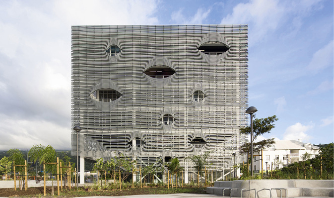 



Das komplette Gebäude der Médiathèque de Saint-Paul entspricht einem Würfel mit einer Kantenlänge von 34 Metern.
